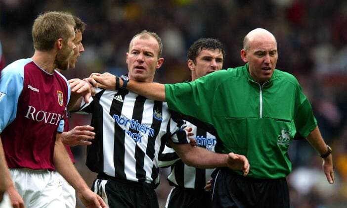 Schiedsrichter Barry Knight (England) hält Alan Shearer (Newcastle, Mitte ) von Mellberg (Aston Villa) zurück Fußball Herren English Premier League 2003 2004, 1. Englische Liga, Aston Villa FC - Newcastle United 0:0, Vdig Gruppe Birmingham