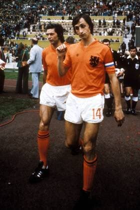 Johan Cruyff (re.) und Wim Suurbier (beide Niederlande) betreten nach der Halbzeitpause wieder den Stadioninnenraum Fußball Länderspiel Herren DEUTSCHSPRACHIGE SPORTZEITSCHRIFTEN UND -ZEITUNGEN NUR NACH RÜCKSPRACHE, Weltmeisterschaft 1974 Gruppe Länderspiel, Finale, Endspiel München