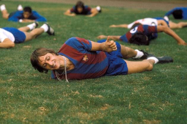 An die Kette gelegt: Johan Cruyff (FC Barcelona) zeigt ironisch, das Reichtum auch zur Last werden kann. Zumindest erleichtern die silbernen Halsketten seine Dehnungsübungen nicht Fußball Herren Primera Division 1974 1975, 1. Spanische Liga, FC Barcelona Einzelbild Aufnahmedatum geschätzt Barcelona Komik