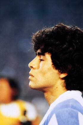Diego Armando Maradona (Argentinien U 20) lauscht andächtig den Klängen der Nationalhymne Fußball WM Herren Junioren Weltmeisterschaft 1979, U20, Nationalmannschaft, Nationalteam Porträt Tokio Ruhe Konzentration