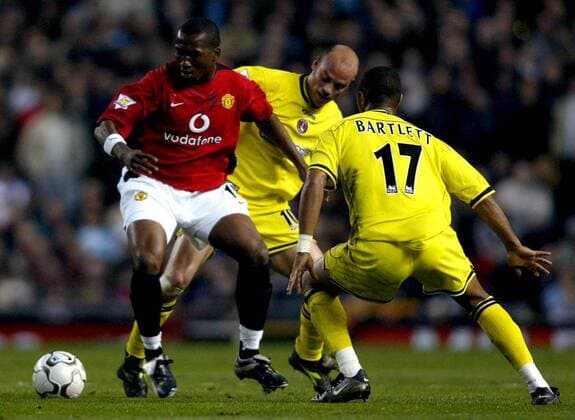 Eric Djemba-Djemba (li., Manchester United) gegen Shaun Bartlett (re.) und Claus Jensen (beide Charlton Athletic) Fußball Herren English Premier League 2003 2004, Manchester United - Charlton Athletic London 2:0, ManU, Vdig Gruppe Manchester Dynamik,