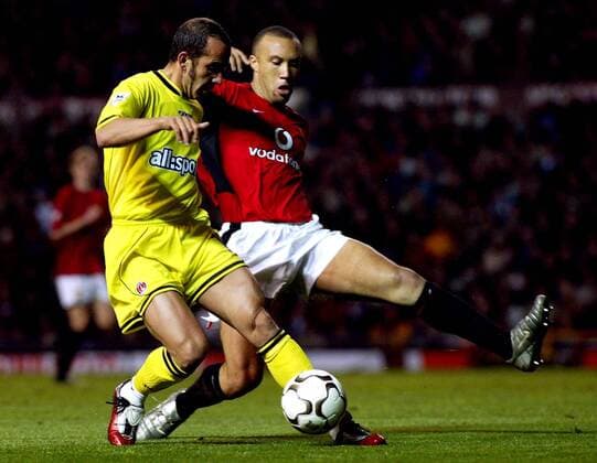 Mikael Silvestre (re., Manchester United) gegen Paolo Di Canio (Charlton Athletic) Fußball Herren English Premier League 2003 2004, Manchester United - Charlton Athletic London 2:0, ManU, Vdig Gruppe Manchester Dynamik,