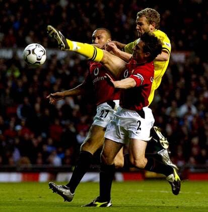 Jonatan Johansson (Mitte, Charlton Athletic) einsatzstark gegen Gary Neville (vorn) und Mikael Silvestre (beide Manchester United) Fußball Herren English Premier League 2003 2004, Manchester United - Charlton Athletic London 2:0, ManU, Vdig Gruppe Manchester Dynamik, Kampf,