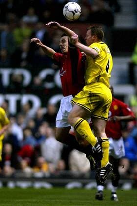 Graham Stuart (re., Charlton Athletic) gegen Gary Neville (Manchester United) Fußball Herren English Premier League 2003 2004, Manchester United - Charlton Athletic London 2:0, ManU, Vdig Gruppe Manchester Dynamik,