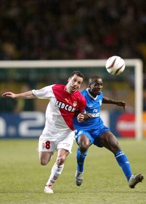 Ludovic Giuly (li., Monaco) gegen Claude Makelele (Chelsea) Fußball EC 1 Herren Champions League 2003 2004, Halbfinale, AS Monaco - Chelsea FC London 3:1, Gruppe Monaco Dynamik,  