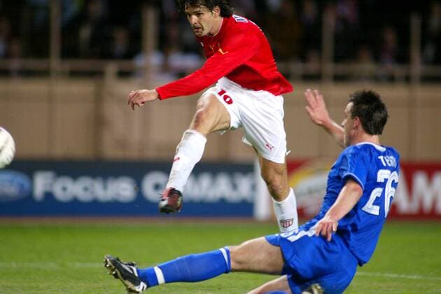 Fernando Morientes (li., Monaco) überspringt die Grätsche von John Terry (Chelsea) Fußball EC 1 Herren Champions League 2003 2004, Halbfinale, AS Monaco - Chelsea FC London 3:1, Gruppe Monaco Dynamik,  