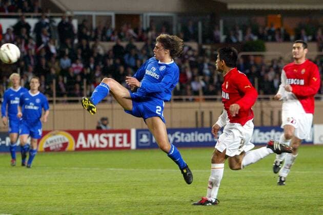 Hernan Crespo (li., Chelsea) läuft Hugo Benjamin Ibarra (Monaco) davon Fußball EC 1 Herren Champions League 2003 2004, Halbfinale, AS Monaco - Chelsea FC London 3:1, Gruppe Monaco Dynamik, Höhe,  