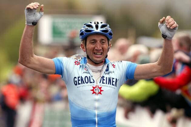 Davide Rebellin (Deutschland Gerolsteiner) gewinnt die 68. Auflage des Fleche Wallonne Radsport Herren 68. Wallonischer Pfeil 2004, Fleche Wallonne, Wallone, Straßenradsport, Straße, Rad Einzelbild Freude, Begeisterung,