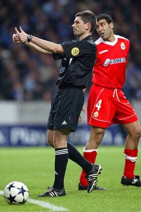 FIFA-Schiedsrichter Dr. Markus Merk signalisiert gleich doppelt: alle in Ordnung! Fußball EC 1 Herren Champions League 2003 2004, Porto - Deportivo La Coruna 0:0, Vdig Einzelbild Porto, Aufmacher