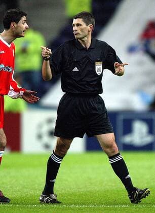 Ohne Worte - FIFA-Schiedsrichter Dr. Markus Merk (re.) ermahnt Victor Sanchez (La Coruna) Fußball EC 1 Herren Champions League 2003 2004, Porto - Deportivo La Coruna 0:0, Vdig Gruppe Porto Spannung,