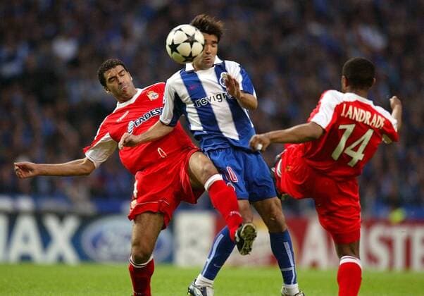 Deco (Mitte, FC Porto) gegen Nourredine Naybet (li.) und Jorge Andrade (beide La Coruna) Fußball EC 1 Herren Champions League 2003 2004, FC Porto - Deportivo La Coruna 0:0, Vdig Gruppe Porto Dynamik, Kampf,