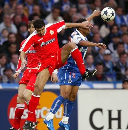 Nourredine Naybet (li., La Coruna) gegen Carlos Alberto (FC Porto) Fußball EC 1 Herren Champions League 2003 2004, FC Porto - Deportivo La Coruna 0:0, Vdig Gruppe Porto Dynamik, Kampf,