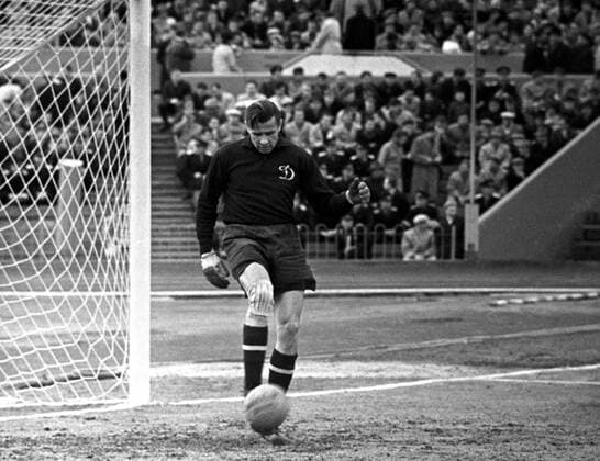 Torwart Lev Yashin (Dinamo Moskau) am Ball Fußball Herren Saison 1968, 1. Sowjetische Liga, Dynamo Moskau Einzelbild Moskau Dynamik,