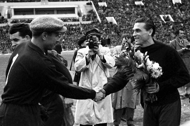 Die Torwartkollegen Gyula Grosics (li., Ungarn) und Lev Yashin (Sowjetunion) begrüßen sich bei der Seitenwahl Fußball Länderspiel Herren Länderspiel 1956, Testspiel, Test, Freundschaftsspiel, Nationalmannschaft, Nationalteam Gruppe UdSSR - Ungarn 0:1, SU Moskau