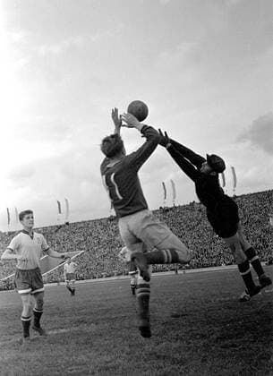 Torwart Lev Yashin (re.) sichert den Ball, Valeri Korolenkov (li., beide Dinamo Moskau) schaut zu Fußball Herren Saison 1971, Dynamo Moskau - Weltauswahl, 1. Sowjetische Liga Gruppe Moskau Dynamik,