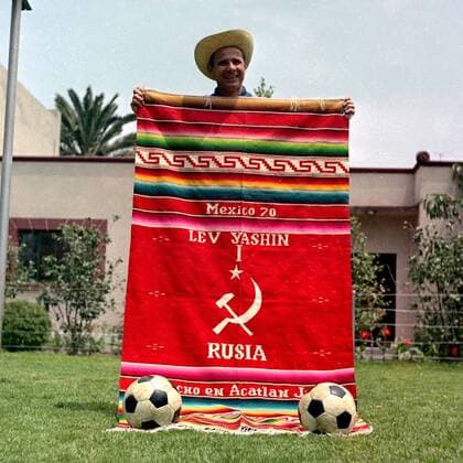 Torwart Lev Yashin (Sowjetunion) mit Strohhut und einem Teppich, der ihn an seine Teilnahme bei der Weltmeisterschaft 1970 in Mexico erinnern soll Fußball WM Herren Weltmeisterschaft 1970, Nationalmannschaft, Nationalteam, Einzelbild Hammer, Sichel,