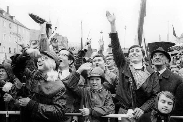 Fußball, FC Bayern München, Deutscher Meister 1969 Bayern-Fans feiern auf dem Marienplatz den Gewinn der Meisterschaft 1969 Fußball 1. BL Herren Saison 1968 1969, FC Bayern München, Deutscher Meister, Deutsche Meisterschaft, Meisterfeier, Vneg, Totale Rathausplatz München Freude, Begeisterung,