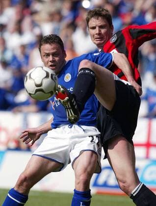 Michael Tarnat (Manchester City, re.) gegen Paul Dickov (Leicester City) Fußball Herren English Premier League 2003 2004, 1. Englische Liga, Leicester City - Manchester City 1:1 Gruppe Leicester, Aufmacher Dynamik, Kampf