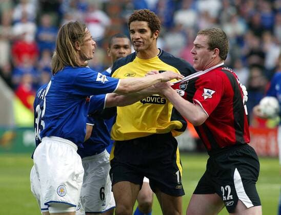 Torwart David James (Mitte) greift in das Gerangel zwischen Richard Dunne (re., beide Manchester City) und Lilian Nalis (Leicester City) ein Fußball Herren English Premier League 2003 2004, 1. Englische Liga, Leicester City - Manchester City 1:1 Gruppe Leicester