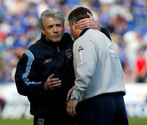Trainer Kevin Keegan (Manchester City, li.) umarmt seinen Kollegen Micky Adams (Leicester City) Fußball Herren English Premier League 2003 2004, 1. Englische Liga, Leicester City - Manchester City 1:1 Gruppe Leicester Harmonie