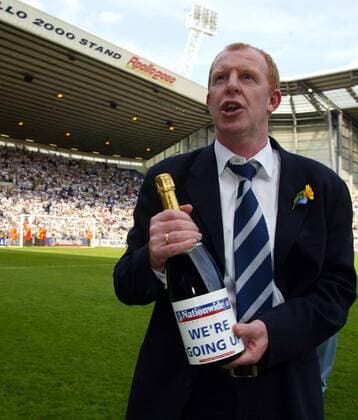 Trainer Gary Megson (West Brom) feiert den Aufstieg mit einer eigens dafür etikettierten Champagnerflasche: We are going up Fußball Herren English First Division 2003 2004, 2. Englische Liga, West Bromwich, WBA, Aufsteiger, Aufstiegsfeier Einzelbild Bromwich Freude,