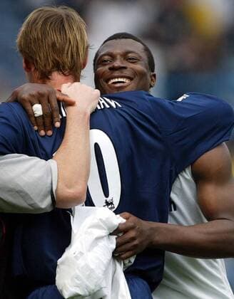 Yakubu Ayegbeni (re.) und Teddy Sheringham (beide Portsmouth) - Schlußjubel Fußball Herren English Premier League 2003 2004, Leeds - FC Portsmouth 1:2, Vdig Gruppe Leeds Freude,