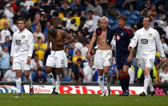 Teddy Sheringham (2.v.re., Portsmouth) spendet Alan Smith (Mitte) etwas Trost, Michael Duberry (2.v.li.), Stephen McPhail (li.) und Steve Caldwell (alle Leeds) verlassen enttäuscht und allein den Platz Fußball Herren English Premier League 2003 2004, Leeds United FC - FC Portsmouth 1:2, Vdig Gruppe Leeds Enttäuschung, Kameradschaft,