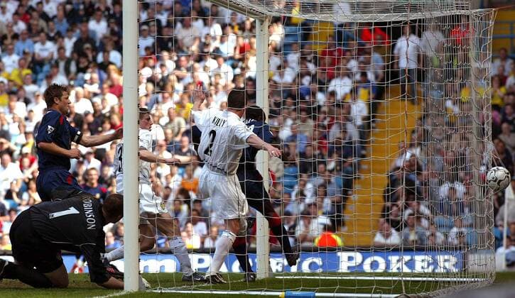 Der Ball zappelt im Netz - Gary Kelly (2.v.re., Leeds) kann den Treffer von LuaLua (re., Portsmouth) nicht verhindern Fußball Herren English Premier League 2003 2004, Leeds United FC - FC Portsmouth 1:2, Vdig Gruppe Leeds Dynamik,