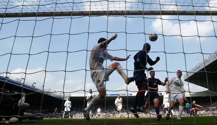 Lomana Tresor LuaLua (vorn re., Portsmouth) erzielt das 0:2, Gary Kelly (li., Leeds) kommt zu spät Fußball Herren English Premier League 2003 2004, Leeds United FC - FC Portsmouth 1:2, Vdig Gruppe Leeds Dynamik,