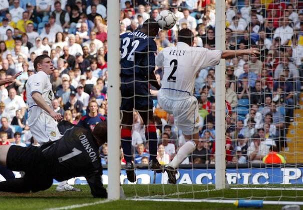 Lomana Tresor LuaLua (2.v.re., Portsmouth) erzielt das 0:2, Gary Kelly (re., Leeds) kommt zu spät Fußball Herren English Premier League 2003 2004, Leeds United FC - FC Portsmouth 1:2, Vdig Gruppe Leeds Dynamik,