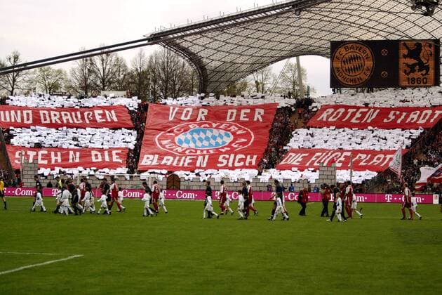 Fans des FC Bayern München demonstrieren ihre Vormachtstellung und machen das Münchener Olympiastadion zu ihrer Festung: Und draußen vor der roten Stadt stehn die Blauen sich die Füße platt Fußball 1. BL Herren Saison 2003 2004, FC Bayern München - TSV 1860 München 1:0, Lokalderby, Ortsderby, Stadtderby, Vdig Totale München