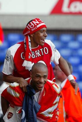 Thierry Henry (vorn) und Gilberto Silva (beide Arsenal London) feiern den vorzeitigen Gewinn der Meisterschaft Fußball Herren English Premier League 2003 2004, 1. Englische Liga, FC Arsenal London, Vdig, Gruppe London Begeisterung, Freude,