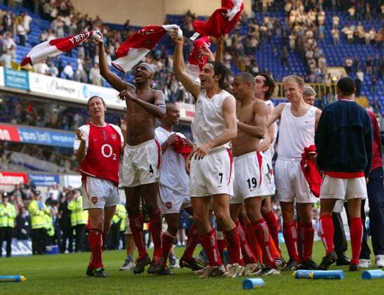 Der FC Arsenal London mit (v.li.) Ray Parlour, Patrick Vieira, Ashley Cole, Robert Pires, Gilberto Silva und Dennis Bergkamp feiert den vorzeitigen Gewinn der Meisterschaft Fußball Herren English Premier League 2003 2004, 1. Englische Liga, FC Arsenal London, Vdig, Gruppe London Begeisterung, Freude,