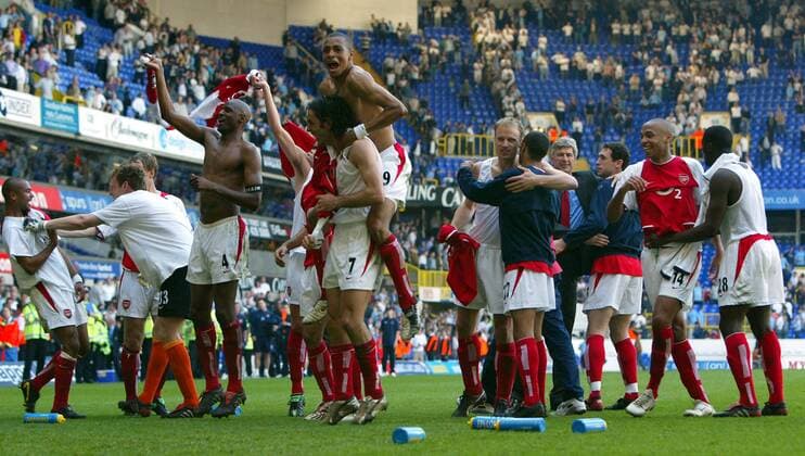 Patrick Vieira (li.), Robert Pires (Mitte) und Gilberto Silva (alle Arsenal London) feiern mit ihrem Team den vorzeitigen Gewinn der Meisterschaft Fußball Herren English Premier League 2003 2004, 1. Englische Liga, FC Arsenal London, Vdig, Totale London Begeisterung, Freude,