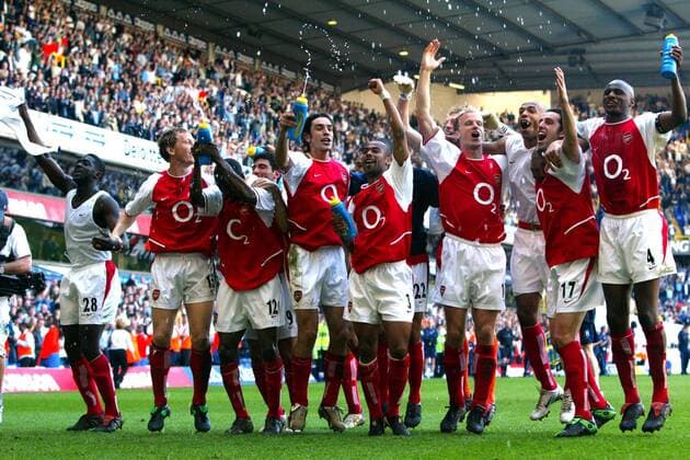Der FC Arsenal London mit (v.re.) Patrick Vieira, Edu, Thierry Henry, Dennis Bergkamp, Ashley Cole, Robert Pires, Lauren Etame Mayer, Ray Parlour und Kolo Toure feiert den vorzeitigen Gewinn der Meisterschaft Fußball Herren English Premier League 2003 2004, 1. Englische Liga, FC Arsenal London, Vdig, Totale London Begeisterung, Freude,