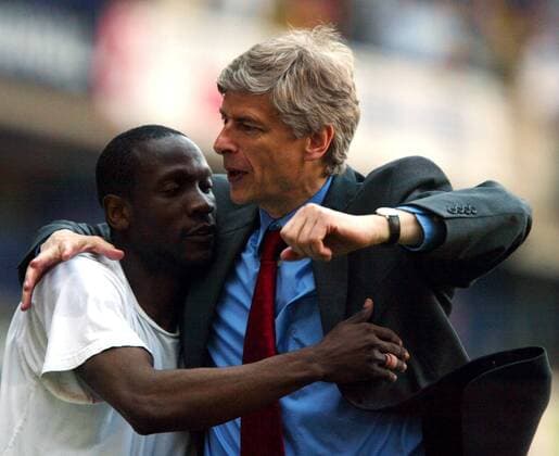 Trainer Arsene Wenger (re.) und Lauren Etame Mayer (beide Arsenal London) feiern Arm in Arm den vorzeitigen Gewinn der Meisterschaft Fußball Herren English Premier League 2003 2004, 1. Englische Liga, FC Arsenal London, Vdig, Gruppe London Begeisterung, Freude,