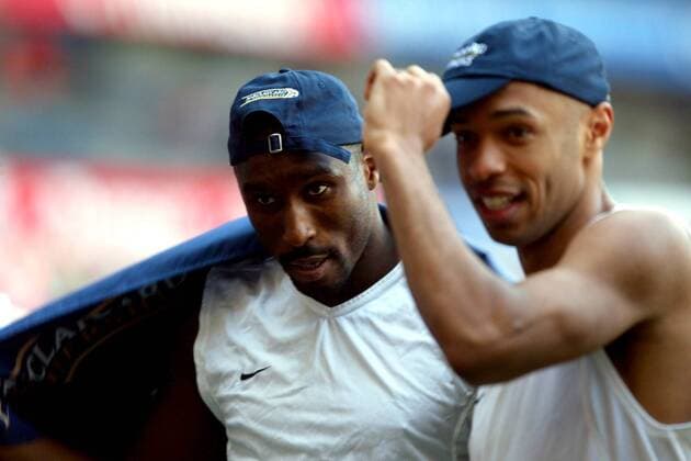 Sol Campbell (li.) und Thierry Henry (beide Arsenal London) freuen sich über den vorzeitigen Gewinn der Meisterschaft Fußball Herren English Premier League 2003 2004, 1. Englische Liga, FC Arsenal London, Vdig, Gruppe London Freude,