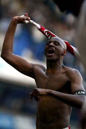 Patrick Vieira (Arsenal London) kostet den vorzeitigen Gewinn der Meisterschaft so richtig aus Fußball Herren English Premier League 2003 2004, 1. Englische Liga, FC Arsenal London, Vdig, Einzelbild Schrei, schreien, Jubelschrei, Freudenschrei, London Begeisterung, Freude,