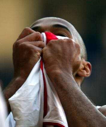 Thierry Henry (Arsenal London) kann den vorzeitigen Gewinn der Meisterschaft nicht fassen Fußball Herren English Premier League 2003 2004, 1. Englische Liga, FC Arsenal London, Vdig, Einzelbild London Begeisterung, Freude,