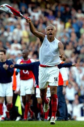 Thierry Henry (Arsenal London) feiert begeistert den vorzeitigen Gewinn der Meisterschaft Fußball Herren English Premier League 2003 2004, 1. Englische Liga, FC Arsenal London, Vdig, Einzelbild London Begeisterung, Freude,