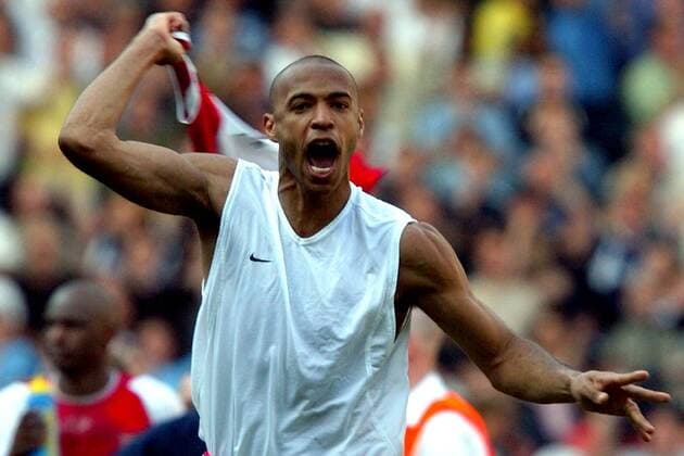 Thierry Henry (Arsenal London) feiert begeistert den vorzeitigen Gewinn der Meisterschaft Fußball Herren English Premier League 2003 2004, 1. Englische Liga, FC Arsenal London, Vdig, Einzelbild London Begeisterung, Freude,