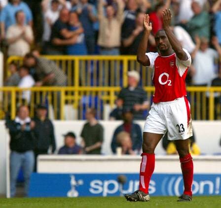 Sol Campbell (Arsenal London) applaudiert nach dem vorzeitigen Gewinn der Meisterschaft den Anhängern Fußball Herren English Premier League 2003 2004, 1. Englische Liga, FC Arsenal London, Vdig, Einzelbild London Freude,