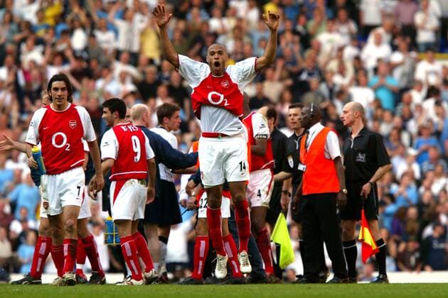 Thierry Henry (Mitte) und Robert Pires (beide Arsenal London) feiern den vorzeitigen Gewinn der Meisterschaft Fußball Herren English Premier League 2003 2004, 1. Englische Liga, FC Arsenal London, Vdig, Totale London Begeisterung, Freude,