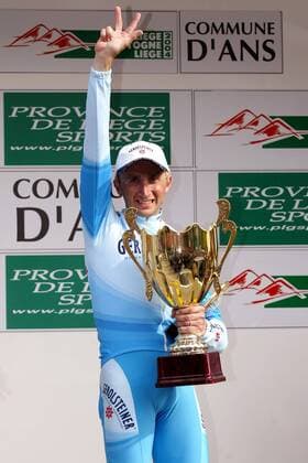Davide Rebellin (Italien Gerolsteiner) gewinnt mit Lüttich-Bastogne-Lüttich innerhalb von sieben Tagen den dritten Radklassiker in Folge Radsport Herren Lüttich-Bastogne-Lüttich 2004, Straßenradsport, Straße, Rad, Vdig Einzelbild Podium, Podest Lüttich-Bastogne-Lüttich Freude,