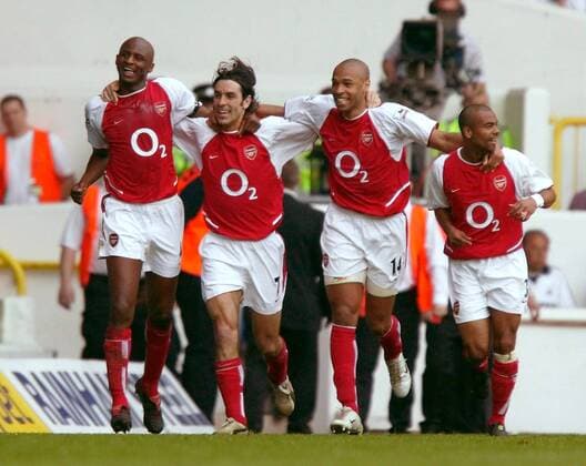 Torjubel Arsenal London nach dem 2:0 v. li.: Patrick Vieira, Torschütze Robert Pires, Thierry Henry und Ashley Cole Fußball Herren English Premier League 2003 2004, 1. Englische Liga, FC Arsenal London, Vdig, Gruppe London Begeisterung, Freude,