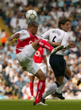 Gilberto Silva (Arsenal London, li.) gegen Michael Brown (Tottenham) Fußball Herren English Premier League 2003 2004, 1. Englische Liga, Tottenham Hotspur - FC Arsenal London 2:2, Gruppe London Dynamik,