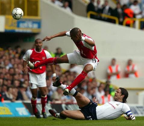 Gilberto Silva (Arsenal London, li.) wird von Jamie Redknapp (Tottenham) ausgehebelt Fußball Herren English Premier League 2003 2004, 1. Englische Liga, Tottenham Hotspur - FC Arsenal London 2:2, Gruppe London Dynamik, Kampf,