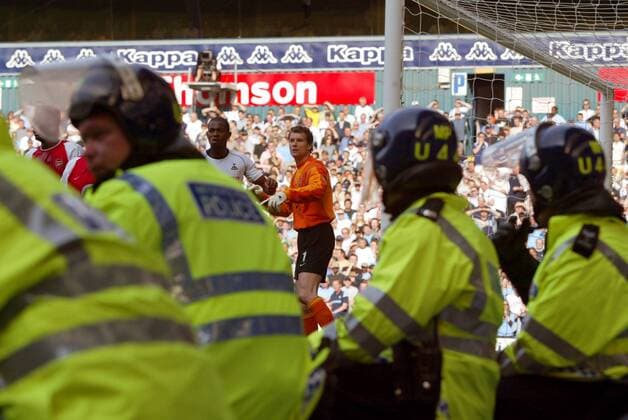 Torwart Jens Lehmann (Arsenal London, Mitte) konzentriert während die Sicherheitskräfte das Spiel verfolgen Fußball Herren English Premier League 2003 2004, 1. Englische Liga, Tottenham Hotspur - FC Arsenal London 2:2, Gruppe London