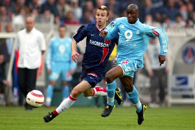 Abdoulaye Meite (re., Marseille) gegen Danijel Ljuboja (Paris St. Germain) Fußball Herren Ligue Une 2003 2004, 1. Französische Liga, Paris Saint Germain - Olympique de Marseille 2:1, OM, PSG Gruppe Paris Dynamik,  