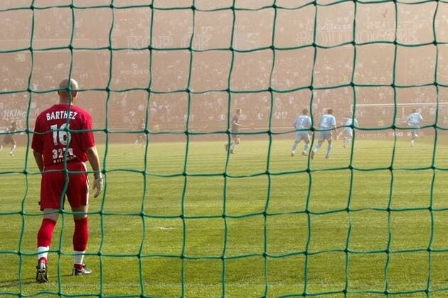 Torwart Fabien Barthez (Marseille) beobachtet das Spielgeschehen von seinem Tor aus Fußball Herren Ligue Une 2003 2004, 1. Französische Liga, Paris - Olympique de Marseille 2:1, OM Totale Paris  